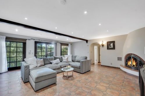 1664 Las Flores Dr, Glendale CA  91207-1200 exterior