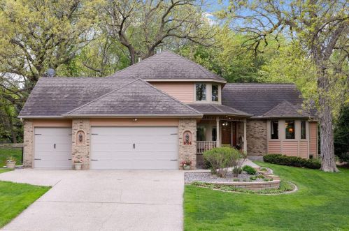 1614 Royal Oak Dr, Chaska, MN 55318-1959