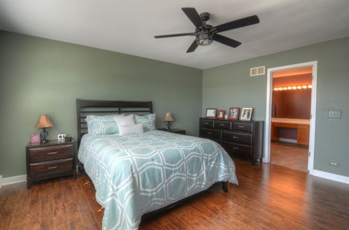 1198 Knollwood Dr, Carol Stream IL  60188-2943 exterior