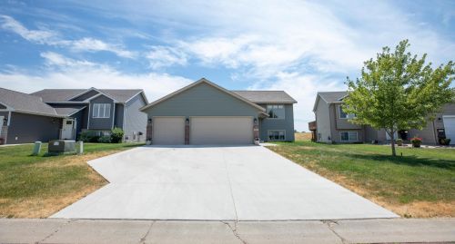 217 Cypress Dr, Mankato, MN 56001-7575