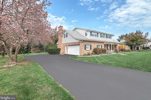 3215 Forrest Ln, York, PA 17402-4135