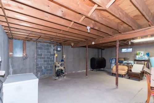 1890 Poquonock Ave, Windsor CT  06095-1234 exterior