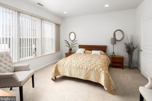 225 Sparrow Dr, Trenton NJ 08690-2464 exterior