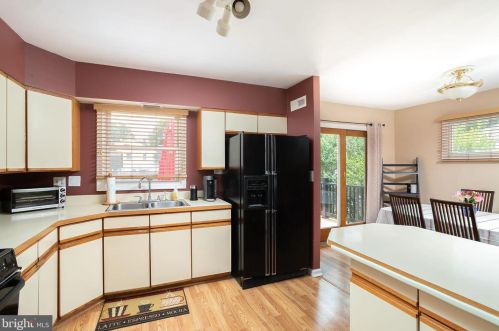 14 Winding Way, Trenton NJ 08620-2628 exterior