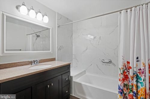 10121 Schoolhouse Woods Ct, Springfield VA  22015-2725 exterior