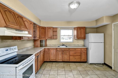 1105 Comstock St, Tinton Falls NJ 07712-5815 exterior