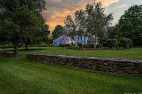 62 Applewood Dr, Somers, CT 06071-1136