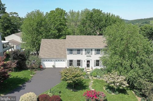 661 Denny Ln, York, PA 17406-2345