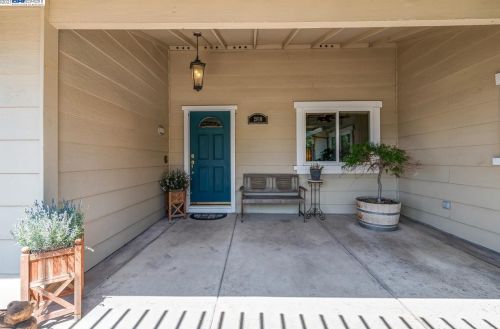 2610 Farnsworth Dr, Livermore, CA 94551-1730