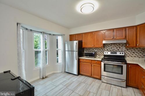 37 Kinsman View Cir, Silver Spring, MD 20901-1652
