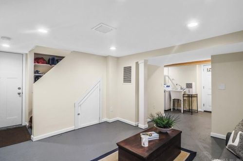 2 Glasser St, Norwalk CT  06854-4122 exterior