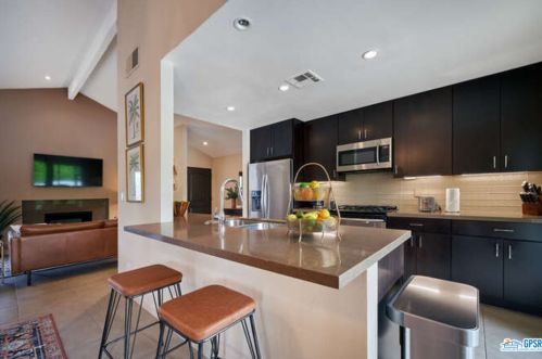 550 Burton Way, Palm Springs, CA 92262-6209