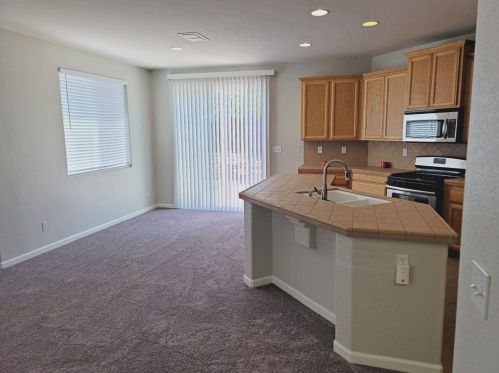 548 Arlingdale Cir, Rio Linda, CA 95673-1479