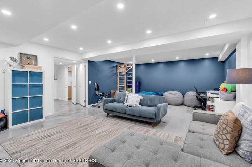 10 Lefferts Ct, Middletown NJ  07748-3031 exterior