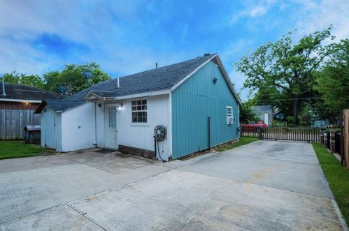 3330 Bataan St, Dallas, TX 75212-2903