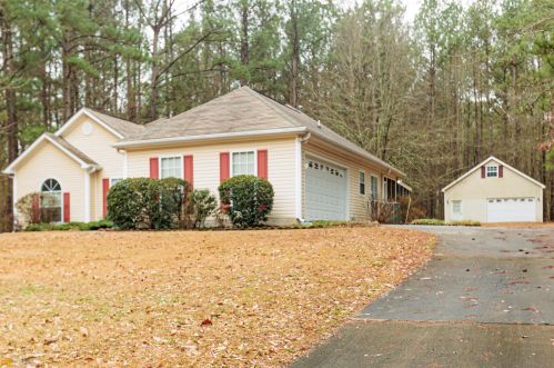70 Paces Landing Dr, Newnan, GA 30263-4182