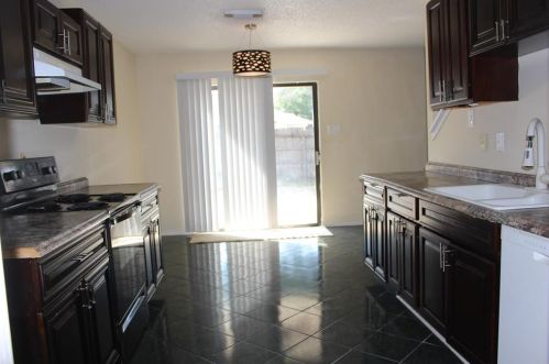 7806 Larcrest Ln, San Antonio, TX 78251-2120