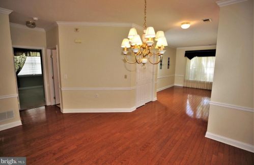 6 Hummingbird Dr, Trenton NJ  08690-3557 exterior