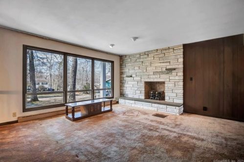 26 Maplewood Dr, East Lyme, CT 06333-1521
