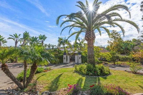 3433 Royal Rd, Vista CA  92084-6616 exterior