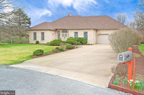 593 Roberts Rd, Toms Brook, VA 22660-2050