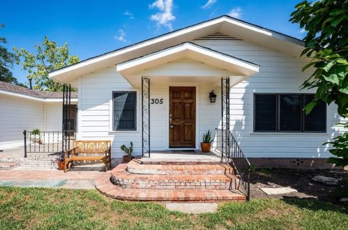 305 Granville St, Bellvue TX  77418-1413 exterior