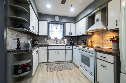 302 Stonecliff Ct, Stone Mountain, GA 30083-3085