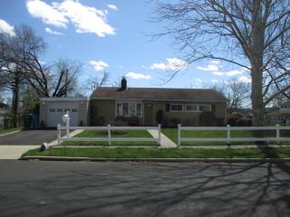 71 Butternut Rd, Levittown, PA 19057-3033