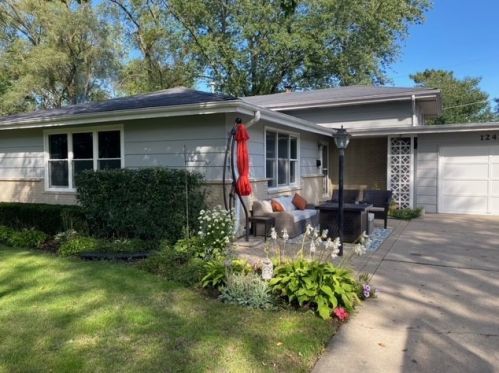 1243 Longmeadow Dr, Glenview, IL 60025-2549
