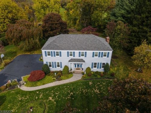 12 Sunrise Cir, Clinton, NJ 08809-1031