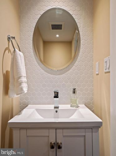 5812 Heming Ave, Springfield VA  22151-2716 exterior