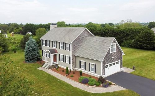 106 Lighthouse View Dr, Middletown, RI 02842-7617