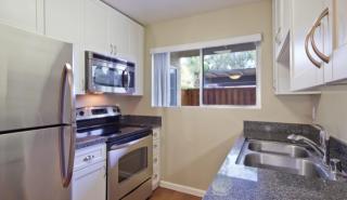 300 Rolling Oaks Dr, Thousand Oaks CA  91361-1203 exterior
