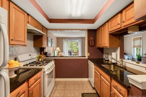 11 Meadow Ln, Middletown, CT 06457-1658