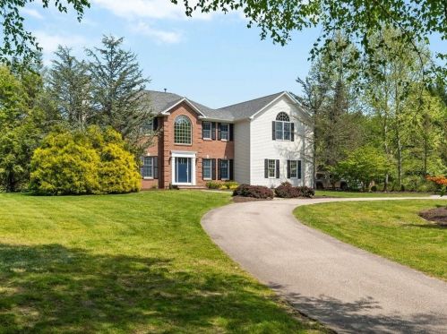20 Juniper Dr, Warwick, RI 02818-1352