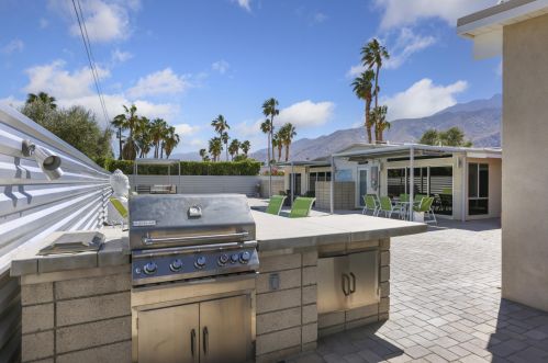 2590 Avenida Caballeros, Palm Springs, CA 92262-2211