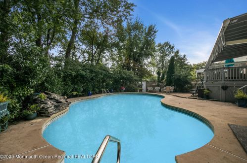 37 Walnut Ave, Tinton Falls NJ 07701-6132 exterior