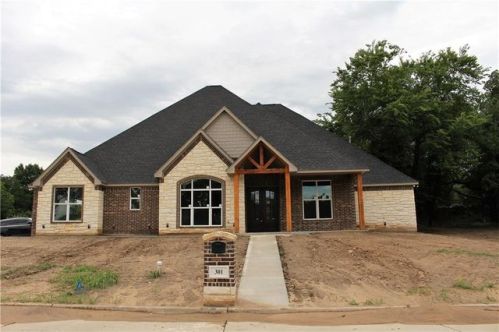 301 Familia Ct, Azle, TX 76020-4071