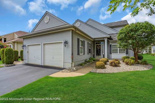 42 Verona Dr, Lakehurst, NJ 08759-8115