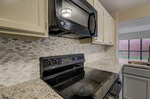 1613 San Francisco St, Carrollton TX 75007-5050 exterior