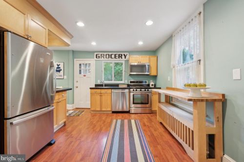 28 Gravers Ln, Philadelphia PA 19118-4132 exterior