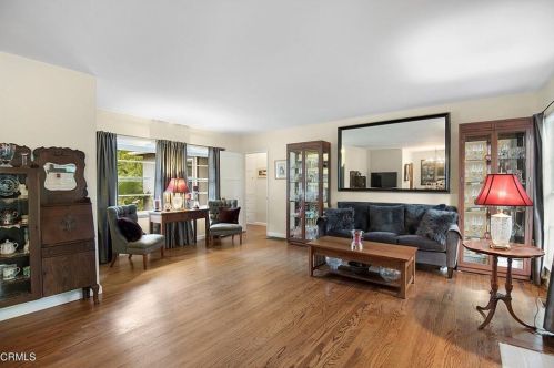 1845 Tamerlane Dr, Glendale, CA 91208-2625
