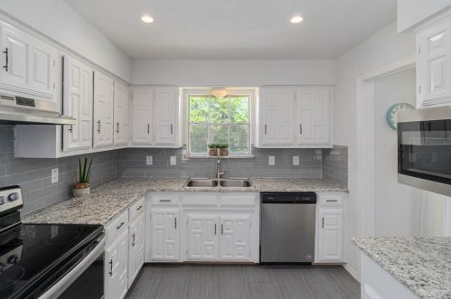 1917 Middle Gln Dr, Carrollton TX 75007-2418 exterior