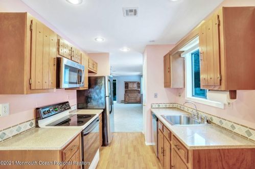 3 Manchester Ct, Tinton Falls NJ 07701-5492 exterior