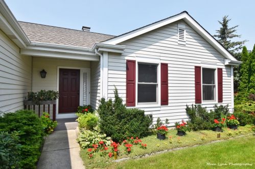 222 Mistwood Ln, North Aurora, IL 60542-3002