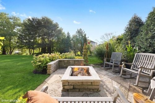 6755 Fieldstone Dr, Willowbrook IL  60527-5294 exterior