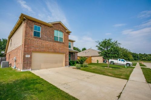 1421 Glenwood Dr, Azle, TX 76020-5140