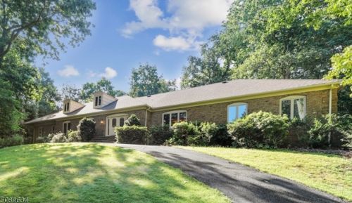 6 Lauriel Ct, Warren, NJ 07059-5827