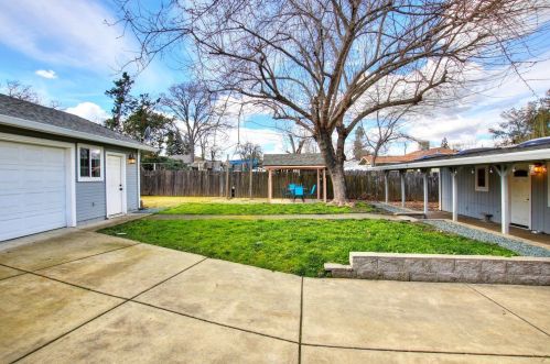 8960 Central Ave, Citrus Heights CA  95662-4102 exterior
