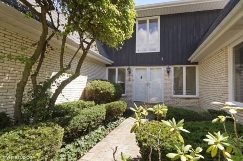 1075 Heather Rd, Bannockburn, IL 60015-3411